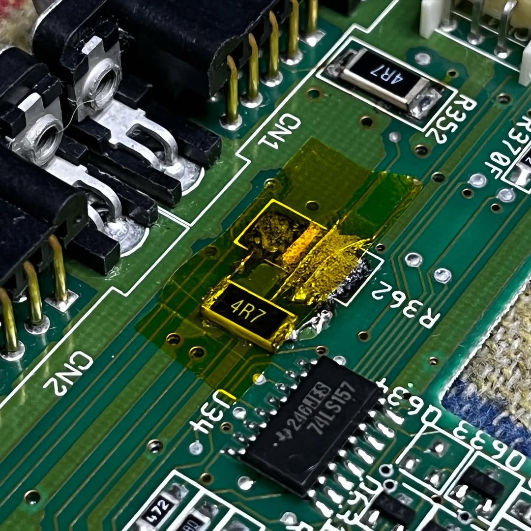 Resistenza da 4.7 ohm reinstallata su Amiga 600 con nastro termico e isolamento del circuito riparato